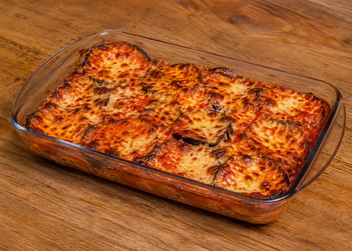 Parmigiana de berenjenas recién salida del horno